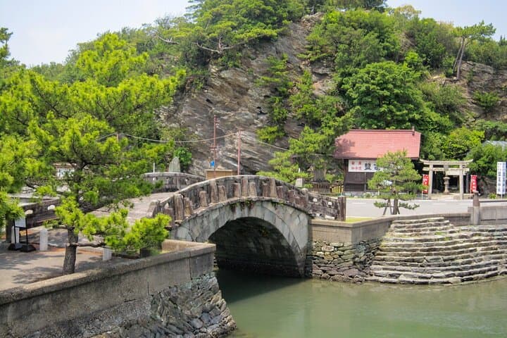 Historic Wakayama City Walking Tour — Wakayama Castle, Yosuien & Kuroshio Market photo 5