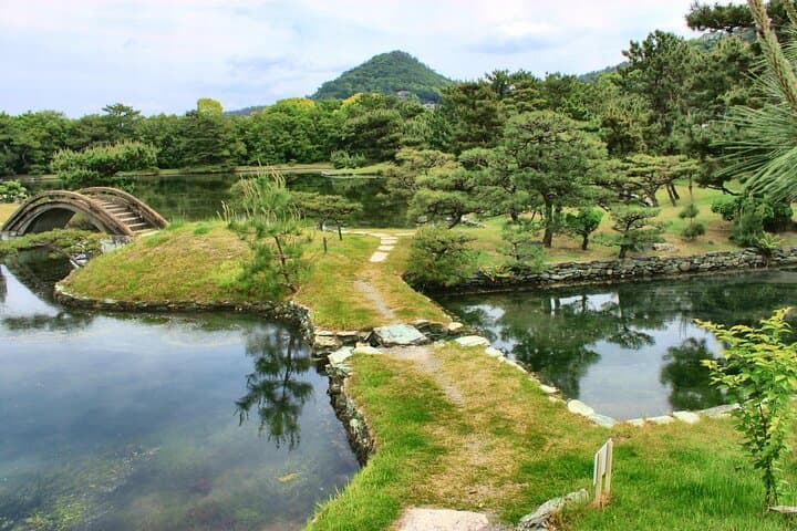 Historic Wakayama City Walking Tour — Wakayama Castle, Yosuien & Kuroshio Market photo 3