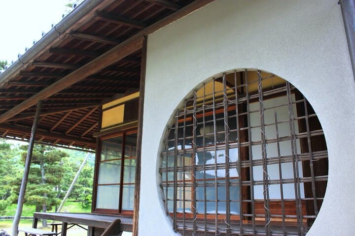 Historic Wakayama City Walking Tour — Wakayama Castle, Yosuien & Kuroshio Market photo 4