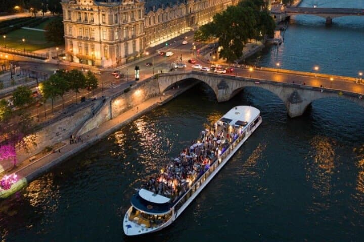 Paris Christmas Dinner Cruise on the Seine: Holiday Lights, Live Music & Three-Course Dinner photo 3