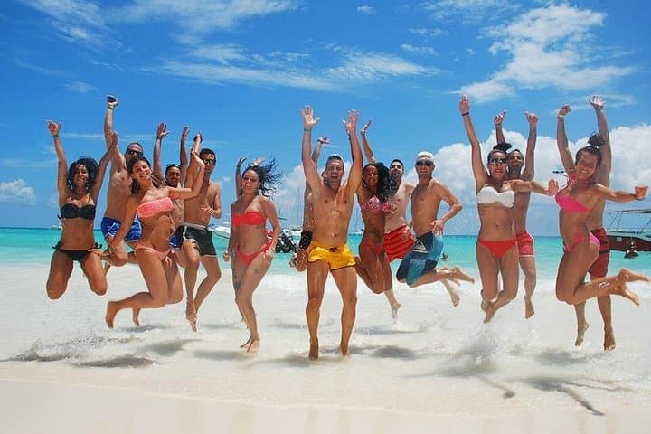 Full-Day Saona Island Catamaran Cruise: Natural Pool Swim, Buffet Lunch & Open Bar photo 4