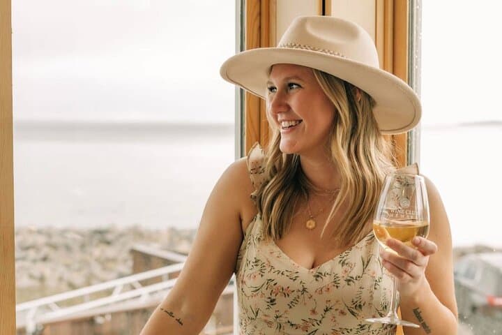 VIP 4-Winery Leelanau Peninsula Wine Tour from Traverse City