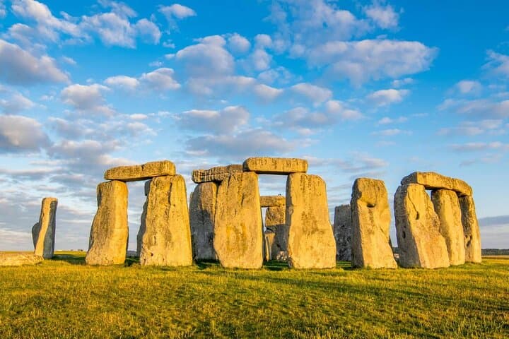 Full-Day Private Tour from London: Stonehenge, Bath & Cotswolds in One Day