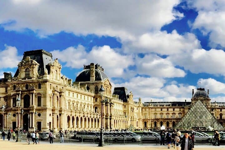 Full-Day Paris Highlights: Eiffel Tower, Louvre, Montmartre & Arc de Triomphe Private Tour photo 2