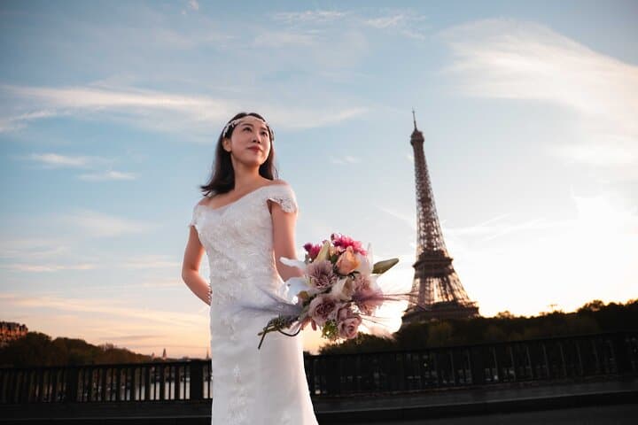 Private Photoshoot Near the Eiffel Tower: Street Session in Paris photo 3