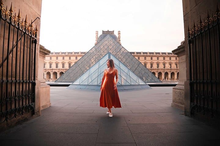 Paris Private Photoshoot Near Two Landmarks — Eiffel & Louvre photo 3