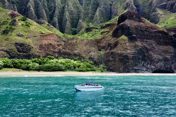 Exploring Kauai’s Na Pali Coast by Power Catamaran: A Coastal Adventure