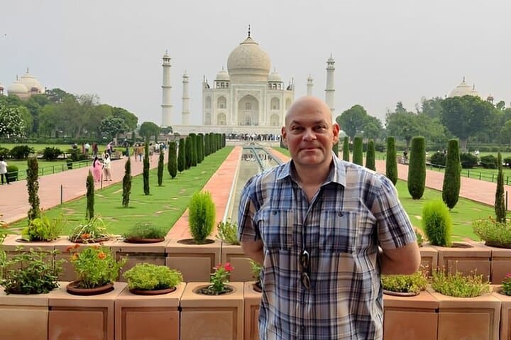 Sunrise at the Taj: Agra Fort and Fatehpur Sikri Day Tour from Delhi