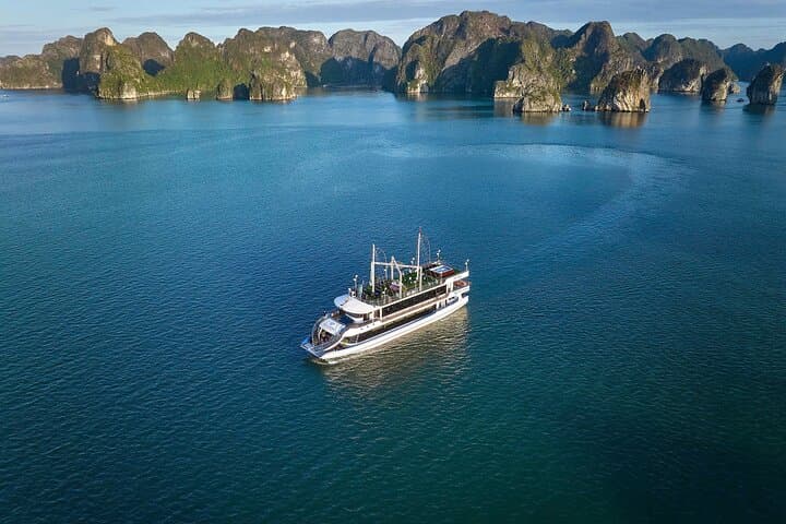 Premium Halong Bay Day Cruise: Jacuzzi, Kayak & Sung Sot Cave photo 4