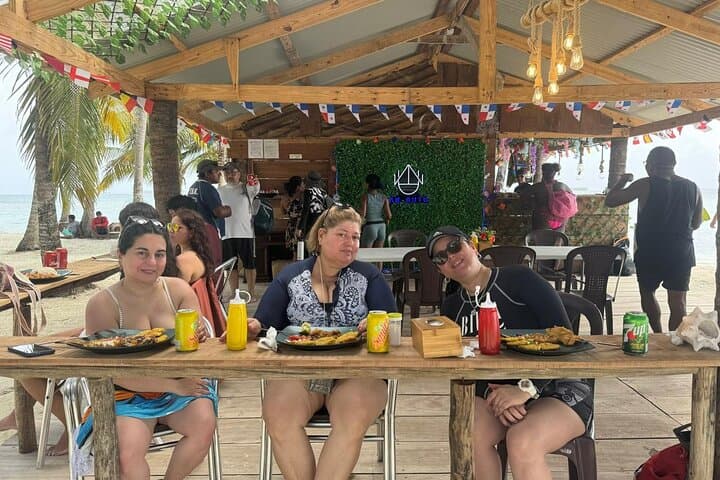 Private San Blas Islands Day Trip — Guna Culture, Beaches & Natural Pool photo 3