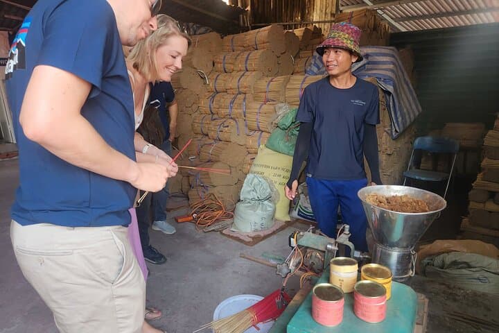 Hanoi private tour: Duong Lam ancient village, Quang Phu Cau incense & Non La craft photo 6