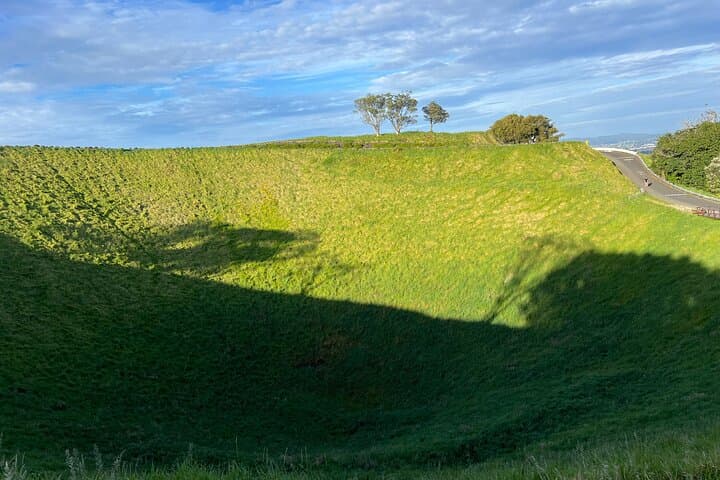 Auckland Half-Day Highlights: Mount Eden, Tamaki Drive & Harbour Views photo 4