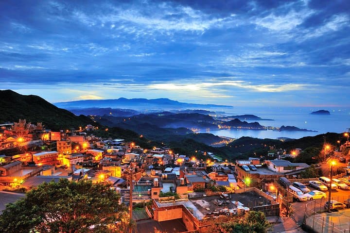 Jiufen Night Tour: Lantern-Lit Old Street, Golden Waterfall & Gold Museum photo 2