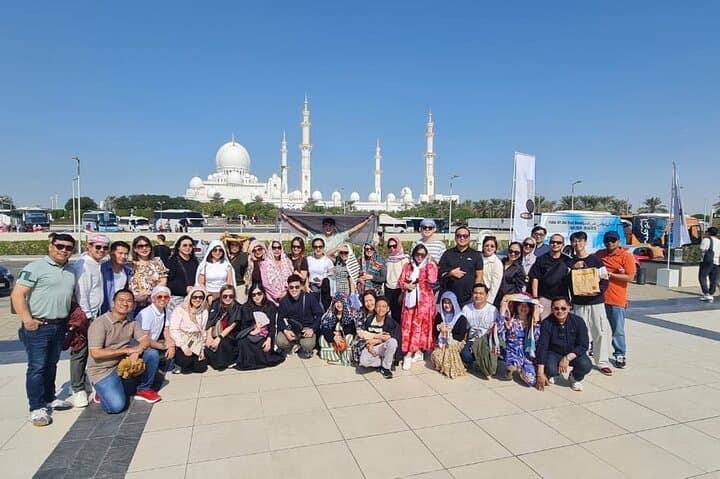 Abu Dhabi Private City Tour: Sheikh Zayed Mosque, Corniche & Yas Island Photo Stops photo 5