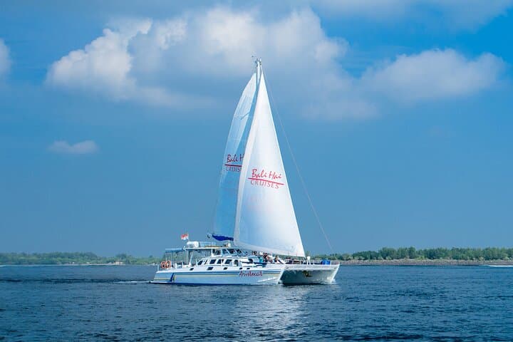 Aristocat Sailing Cruise to Nusa Lembongan: Day Sail, Snorkel & Beach Club Access
