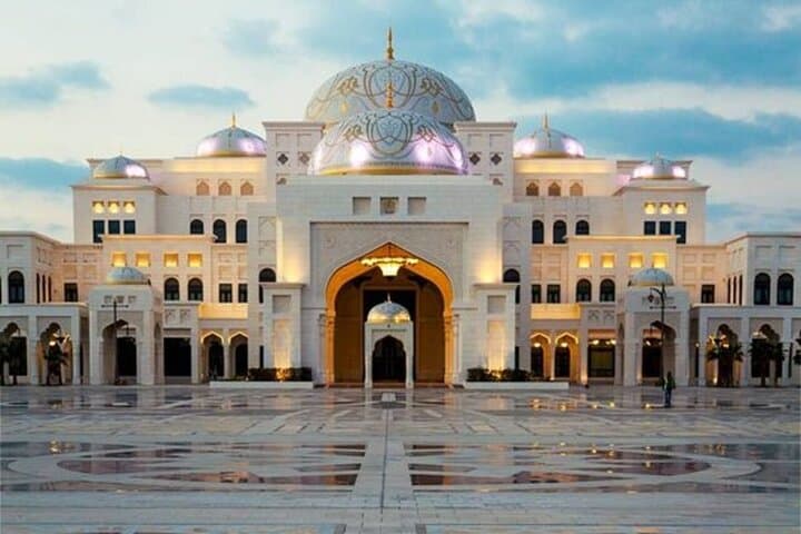 Abu Dhabi Day Tour: Sheikh Zayed Grand Mosque, Qasr Al Watan & Yas Island Photo Stops