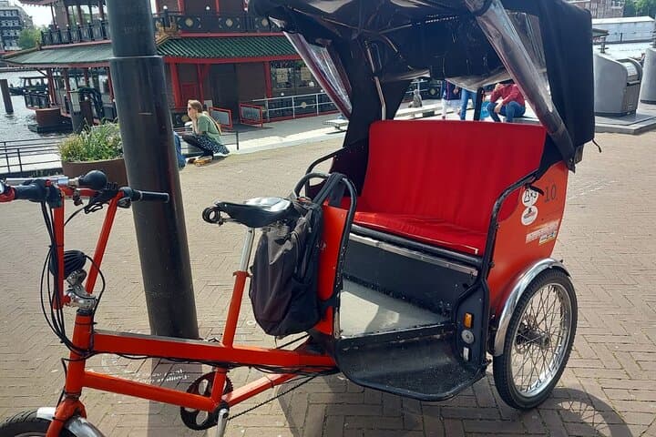 15-Minute Amsterdam Rickshaw Ride: Private Scenic Tour Through the Canal District
