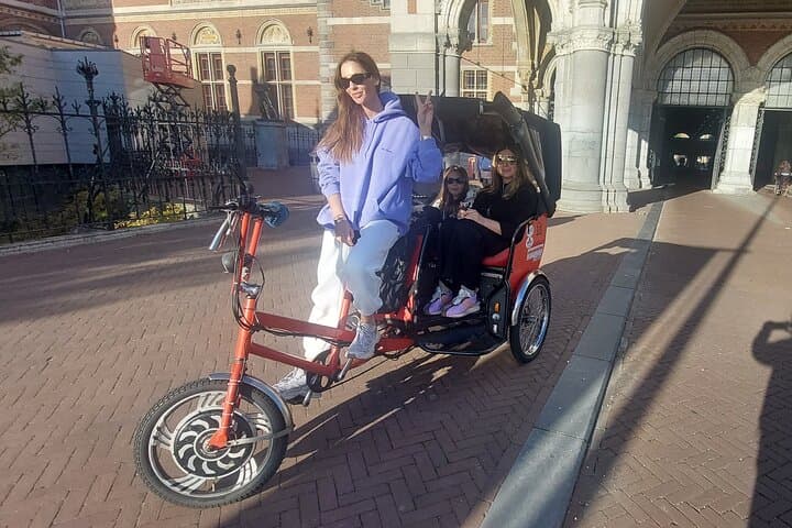 15-Minute Amsterdam Rickshaw Ride: Private Scenic Tour Through the Canal District photo 2