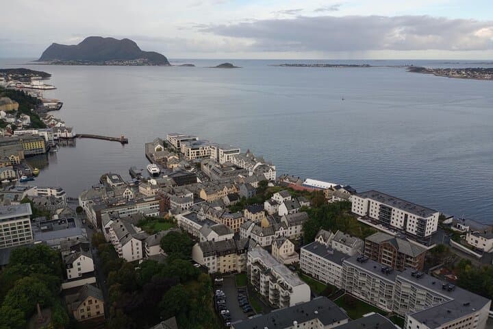 Island Hopping from Ålesund: Alnes Lighthouse, Giske Beach & City Sightseeing