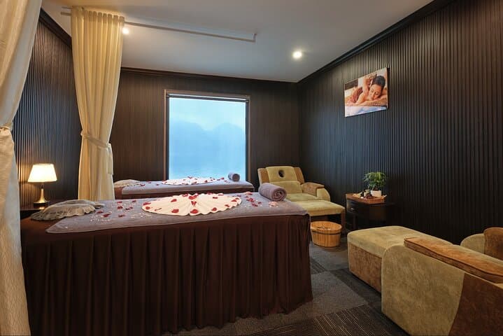 Venus Cruise: 2-Day Halong & Lan Ha Bay Overnight with Pool and Kayaking photo 5