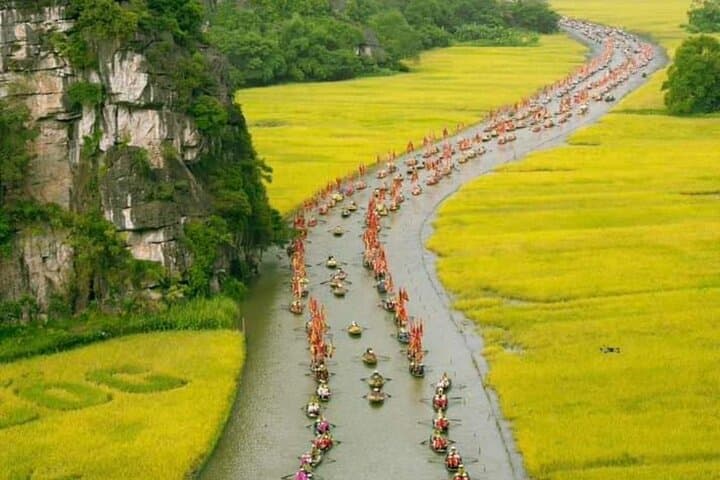 Full-Day Ninh Binh: Hoa Lu, Tam Coc Boat Ride & Mua Cave Hike photo 6