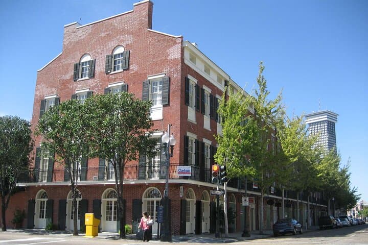 Sparkling Gallery Walk: New Orleans Arts District Champagne Tour photo 2