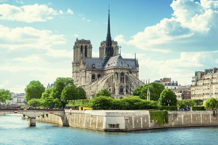 Early Access Notre-Dame Cathedral Walking Tour on Île de la Cité