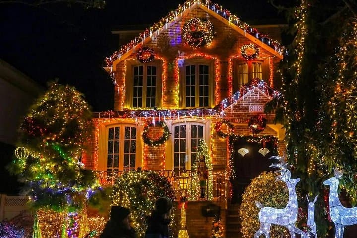 Dyker Heights Christmas Lights Walking Tour: Brooklyn's Dazzling Holiday Displays photo 3