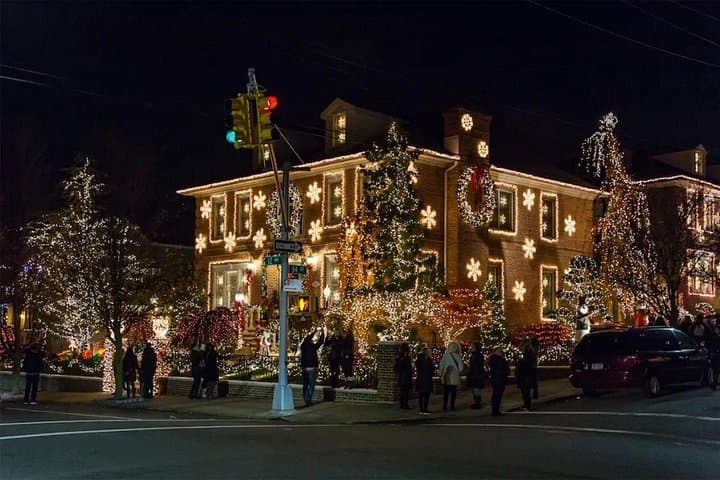 Dyker Heights Christmas Lights Walking Tour: Brooklyn's Dazzling Holiday Displays photo 4