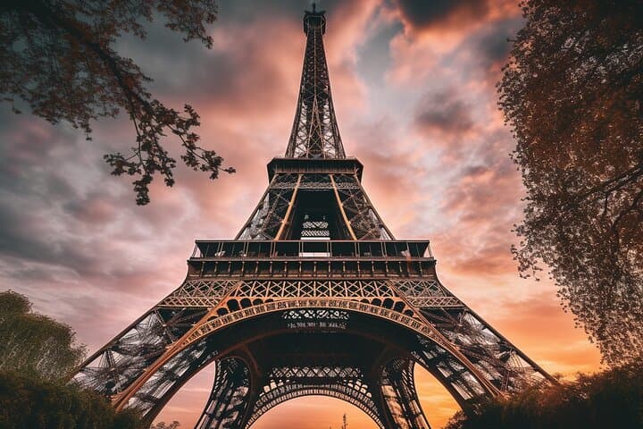 Eiffel Tower Romantic Couple Photoshoot — 30-Minute Professional Session in Paris photo 2