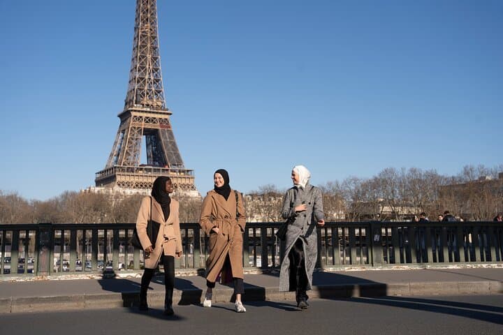 Eiffel Tower Romantic Couple Photoshoot — 30-Minute Professional Session in Paris photo 3