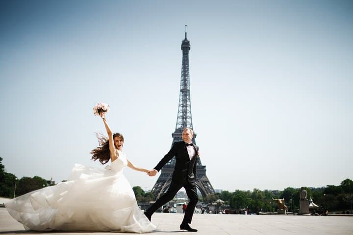 Eiffel Tower Romantic Couple Photoshoot — 30-Minute Professional Session in Paris