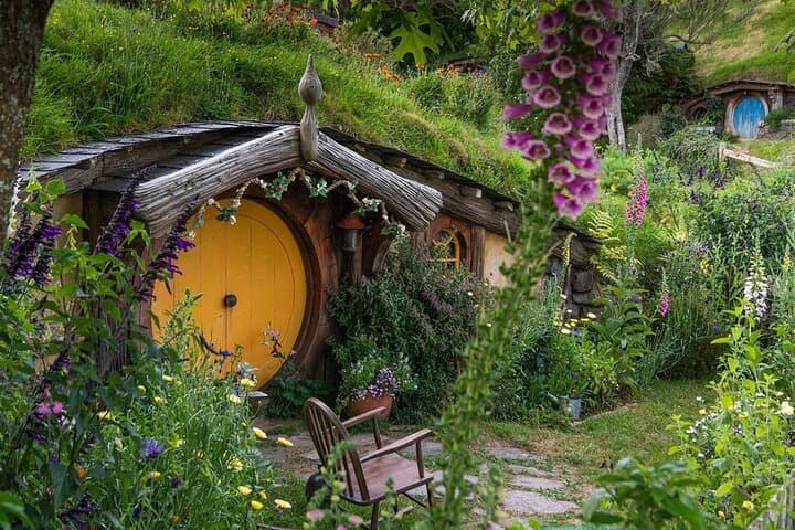 Two-Day Hobbiton, Waitomo & Raglan Private Tour from Hamilton