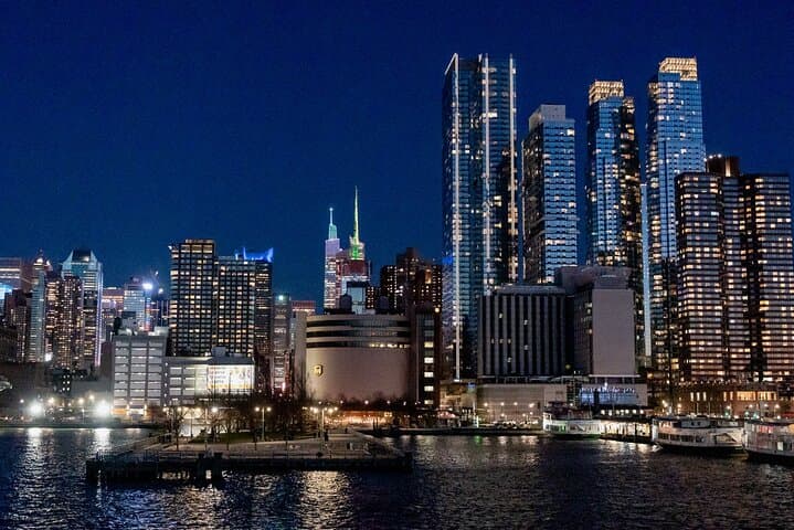 Holiday Dinner Cruise with Cocoa — NYC Evening Skyline and Festive Dinner Cruise photo 6
