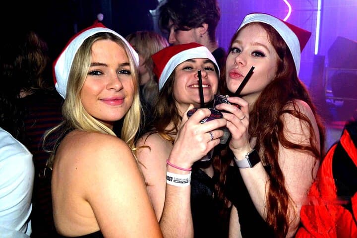 Edinburgh Christmas Bar Crawl: Old Town Festive Pub Tour & Night Out