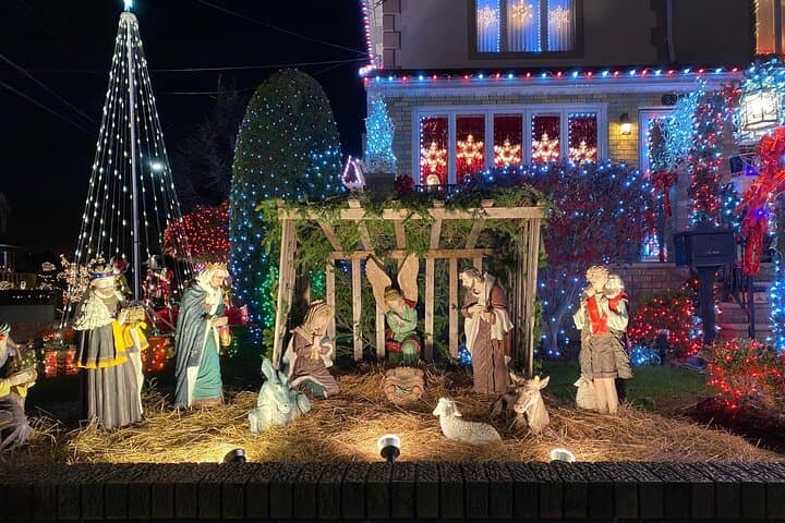 NYC Christmas Lights Tour: Dyker Heights, Dumbo, Rockefeller & Fifth Avenue