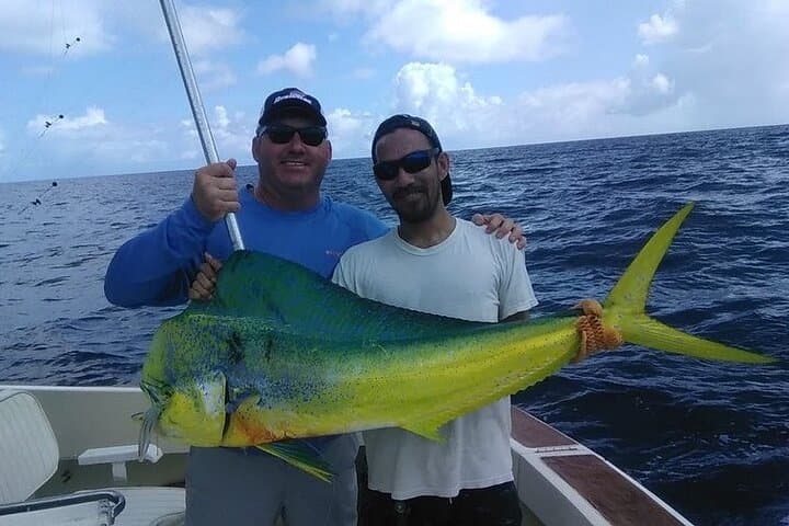 Exclusive 6-Hour Fishing Charter in Nassau: Deep-Sea Adventure and Turtle Snorkeling