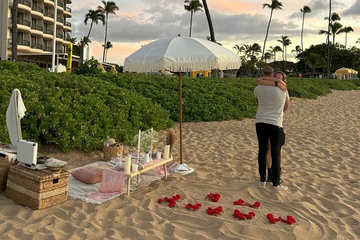 Private Luxury Beach Picnic in Maui — Wailea Sunset Picnic for Proposals photo 4