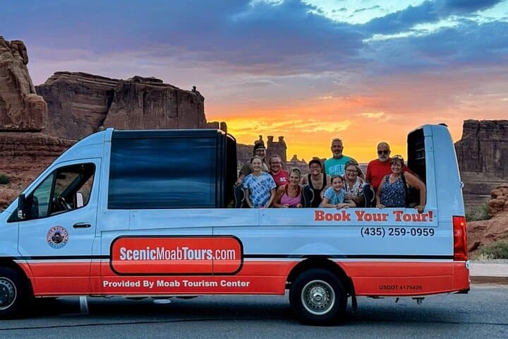 Explore Arches National Park: Scenic Sightseeing Tour From Moab