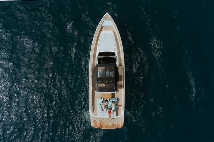 Private Capri Luxury Boat Tour — 7-Hour Capri, Amalfi & Positano Cruise photo 2