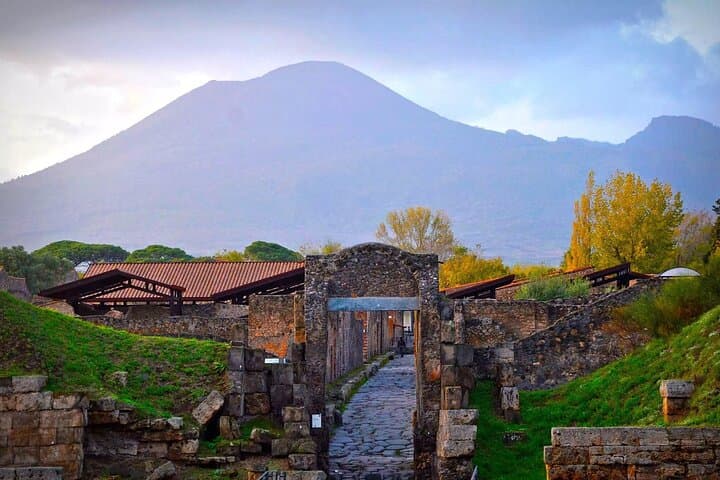 Small Group Day Trip from Rome to Pompeii — Guide to the Ruins and Logistics photo 4