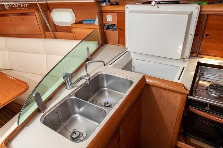 Sunset Yacht Cruise in Mumbai Harbour: Premium Yacht Experience photo 4