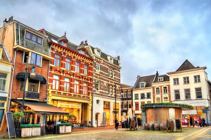 Private Transfer from Amsterdam to Arnhem with 2-Hour Stop at Apenheul Primate Park