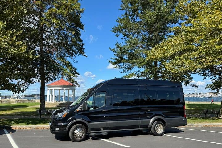 Newport Luxury Van Tour with The Breakers Mansion Admission photo 4