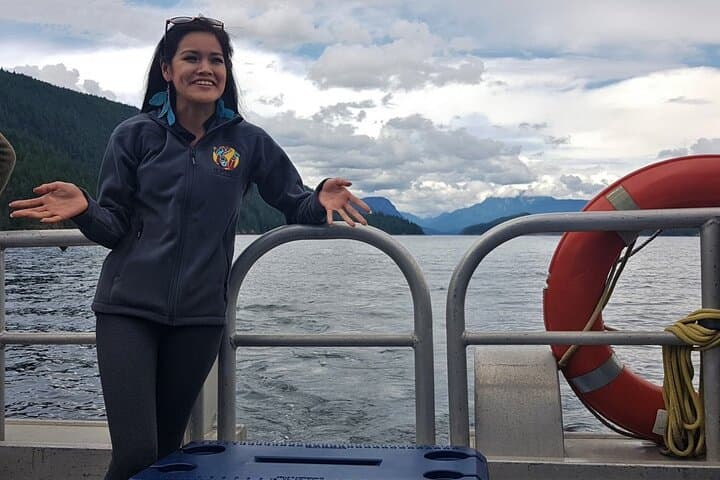 Deluxe Grizzlies and Homalco Culture Tour — Campbell River Wildlife & Boat Experience photo 3