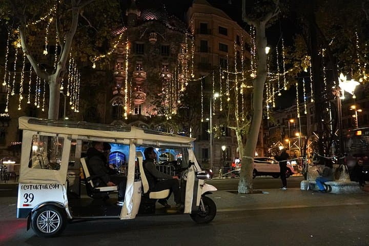 Barcelona Christmas Lights Private Eco Tuk-Tuk Tour photo 3