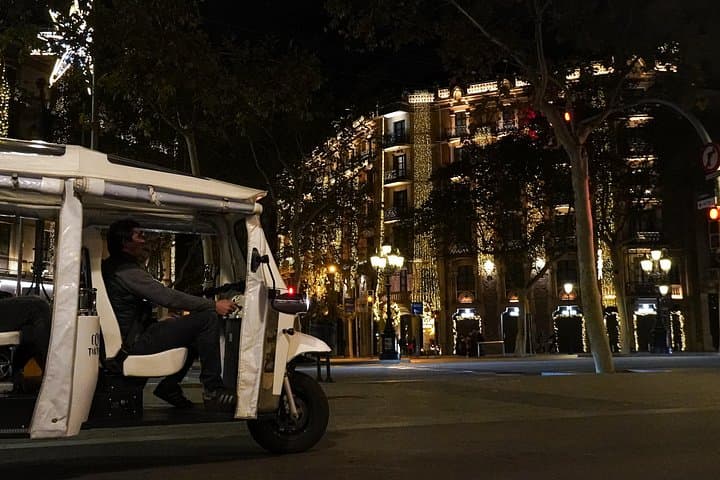 Barcelona Christmas Lights Private Eco Tuk-Tuk Tour photo 4