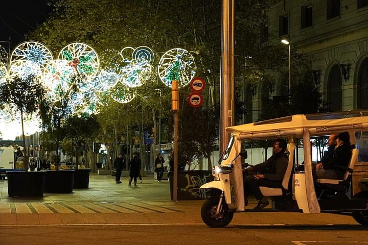 Barcelona Christmas Lights Private Eco Tuk-Tuk Tour photo 2