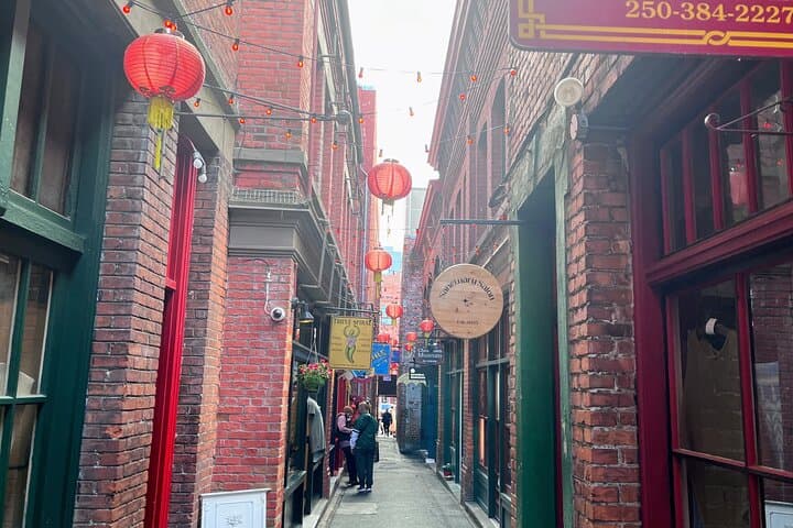 4-Hour Victoria Highlights: Inner Harbour, Empress & Chinatown Walk photo 3