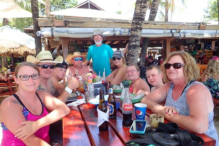 Roatán Island Tour — West Bay Beach Break, Chocolate & Rum Cake Factory photo 4